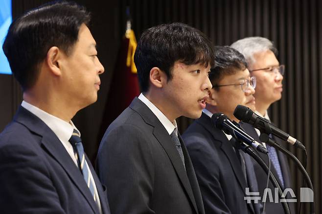 [서울=뉴시스] 권창회 기자 = 이선우 대한의과대학-의학전문대학원학생회 비상대책위원장이 12일 오후 서울 용산구 대한의사협회에서 의과대학 교육 정상화를 위한 공동 입장 발표를 하고 있다. 2025.07.12. kch0523@newsis.com