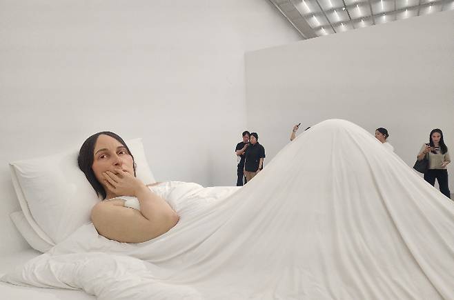 <론 뮤익>전에 전시된 '침대에서'