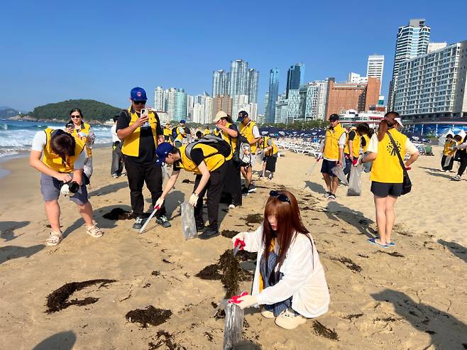 대만 치어테이너 이아영, 팬들과 함께하는 '비치코밍'. 부산관광공사 제공