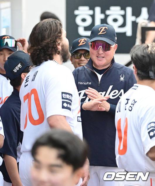 [OSEN=대전, 김성락 기자] 6회초 종료 후 한화 김경문 감독이 더그아웃에서 코디 폰세와 웃으며 이야기를 나누고 있다. 2025.06.03 / ksl0919@osen.co.kr