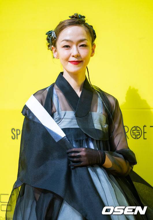 [OSEN=박준형 기자] 2일 오후 서울 정동 덕수궁길에서 '2025 서울패션로드@정동' 포토월 행사가 진행됐다.도심 속 일상의 공간을 런웨이로 탈바꿈시키는 서울패션로드 3번째 무대인 이번 패션쇼는 정동 덕수궁길에서 개최된다.자우림 김윤아가 포즈를 취하고 있다.   2025.05.02 / soul1014@osen.co.kr