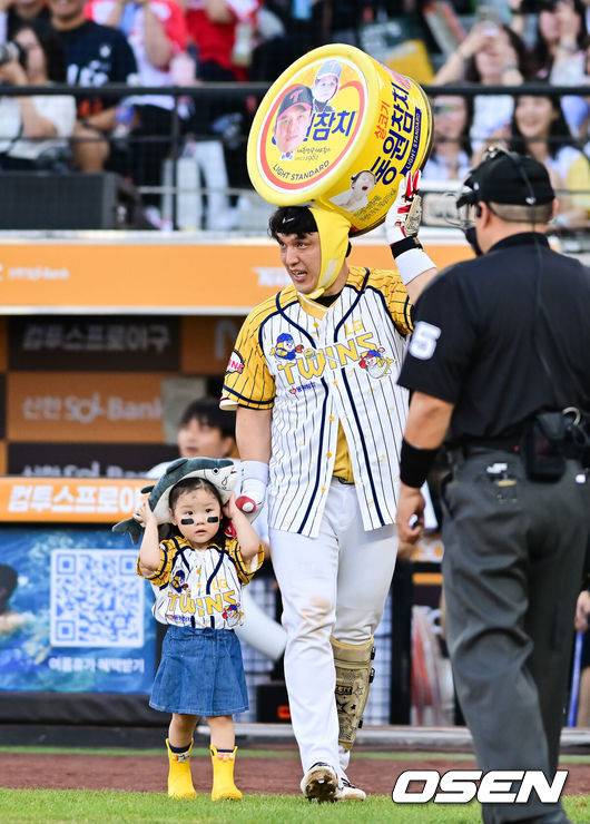 [OSEN=대전, 박준형 기자] 12일 오후 대전 한화생명볼파크에서 2025 신한 SOL뱅크 KBO 올스타전이 열렸다.13년 만에 대전에서 열리는 KBO 올스타전은 드림 올스타와 나눔올스타 대표로 나선 총 30명의 선수가 치열한 승부를 펼친다.1회말 LG 박동원이 딸과 함께 동원참치캔 모자를 쓰고 입장하고 있다.  2025.07.12 / soul1014@osen.co.kr