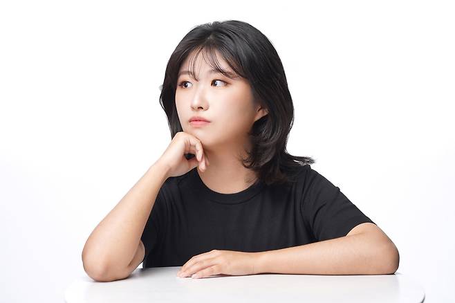 신작 ‘여름은 고작 계절’&nbsp;펴낸 김서해 작가는 외로움&nbsp;등의 감정을 정확한 문장으로 짚어낸다는 문단의 평가를 받고 있다.