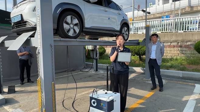 10일 부산 해운대검사소에서 임피던스 기반 배터리 성능(SOH) 평가를 시연하고 있는 모습. 교통안전공단 제공