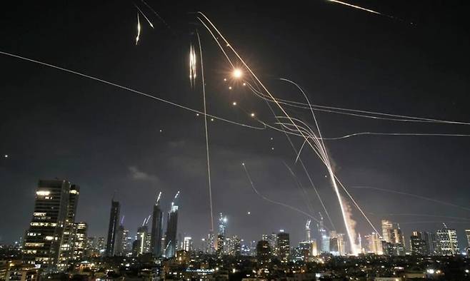 지난 6월 13일(현지시간) 이스라엘의 공습에 대응해 반격에 나선 이란의 미사일과 드론을 이스라엘의 아이언돔 방공 체계가 격추하고 있다. AP연합뉴스