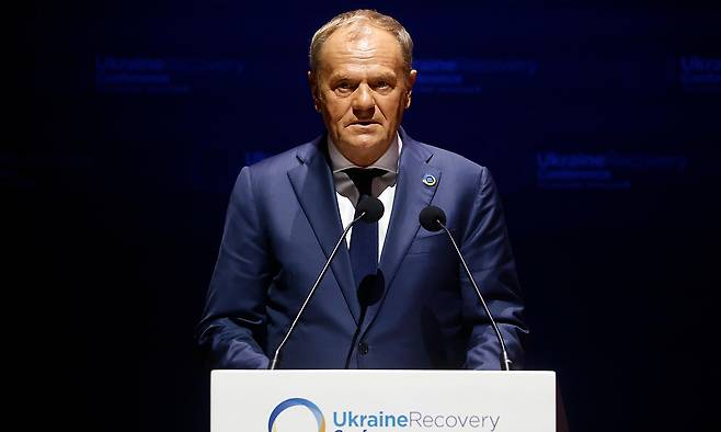 도날트 투스크 폴란드 총리가 지난 10일(현지시간) 이탈리아 로마에서 열린 ‘우크라이나 재건 협의회’(URC) 정상회의에 참석해 연설하고 있다. EPA연합뉴스