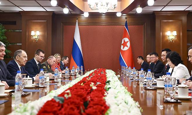 지난 11일 방북한 세르게이 라브로프 러시아 외무장관이 12일 원산에서 최선희 북한 외무상과 회담했다고 주북 러시아 대사관이 텔레그램을 통해 발표했다. 연합뉴스