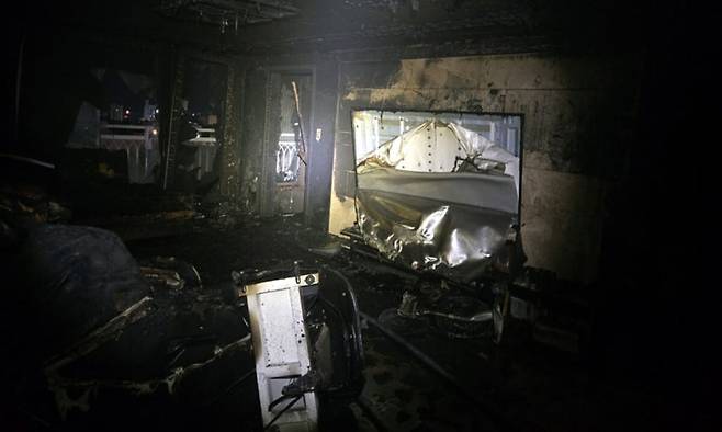 지난 2일 화재가 발생한 부산 기장군 기장읍 한 아파트 내부 모습. 부산소방재난본부 제공