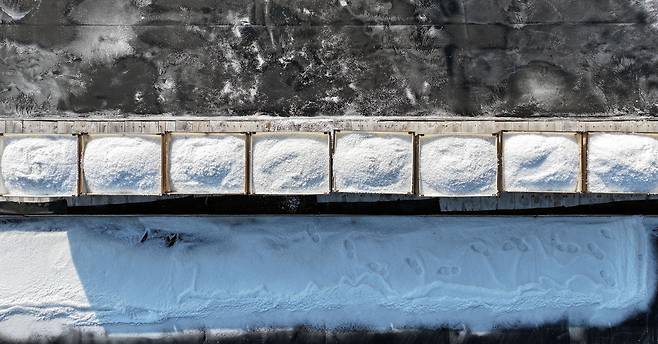 염부 전동길 씨가 수확한 소금이 소금열차에 가득 실려 있다.