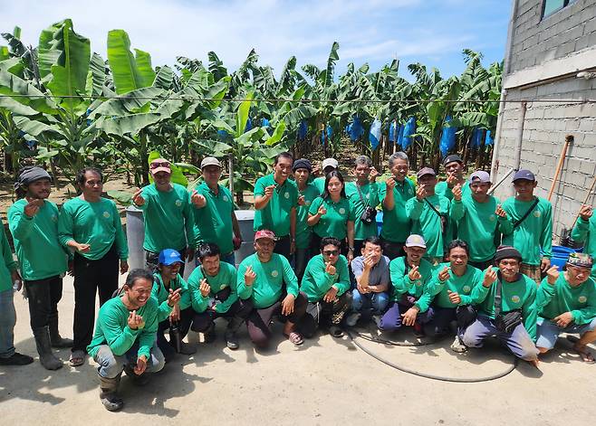 필리핀 다바오에 있는 바나나 농장에서 현지 직원들이 단체 기념 촬영을 하고 있다. 크리던스 코퍼레이션 제공