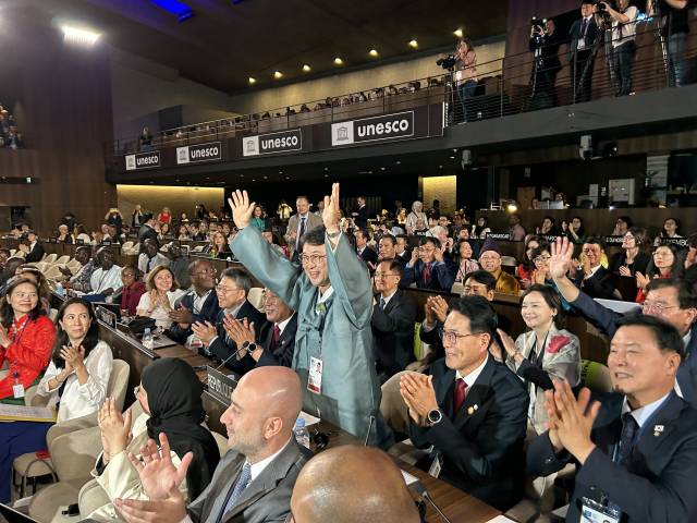 12일(현지시간) 프랑스 파리 유네스코 본부에서 열린 제 47차 세계유산위원회에서 '반구천의 암각화'가 세계유산으로 등재되자 최응천 국가유산청장 등 한국 참가자들이 환호하고 있다. 연합뉴스