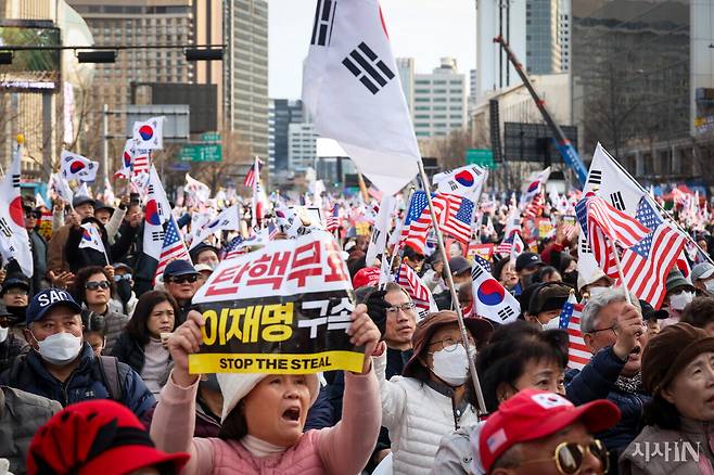 3월15일 윤석열 지지자들이 서울 광화문광장에서 열린 탄핵 반대 집회에서 구호를 외치고 있다. ⓒ시사IN 박미소