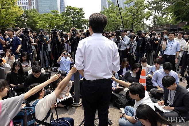 5월28일 이준석 개혁신당 대선후보가 서울 여의도공원에서 기자들의 질문에 답하고 있다. ⓒ시사IN 조남진