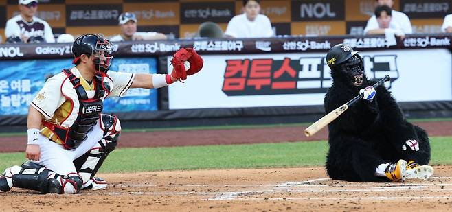 LG 김현수는 KT 안현민(사진, 오른쪽)을 향한 칭찬을 아끼지 않았다. 대전｜뉴시스