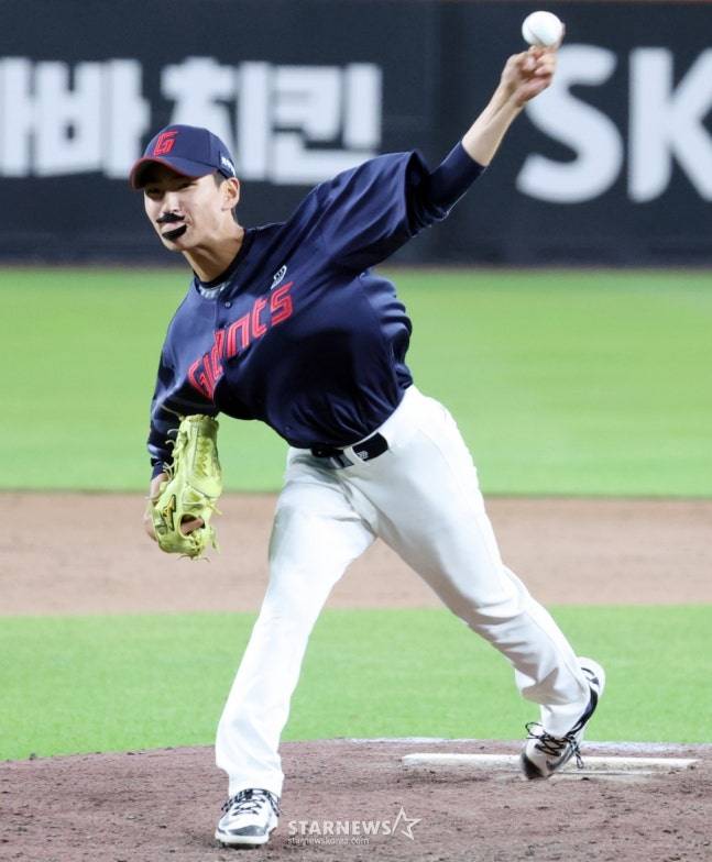 롯데 감보아가 투구 전 고개를 숙이고 있다. /사진=강영조 선임기자