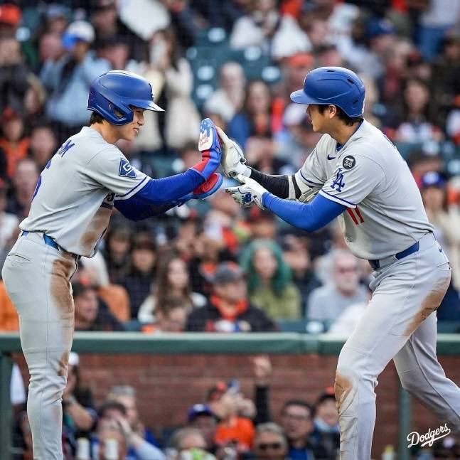 김혜성(왼쪽)이 오타니와 하이파이브를 하고 있다. /사진=LA 다저스 공식 SNS