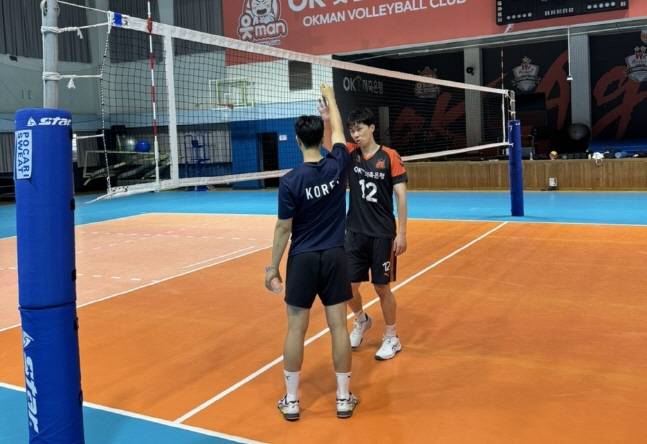 전광인(오른쪽)이 U19 대표팀 선수에게 원포인트 레슨을 해주고 있다. /사진=안산 OK저축은행 제공