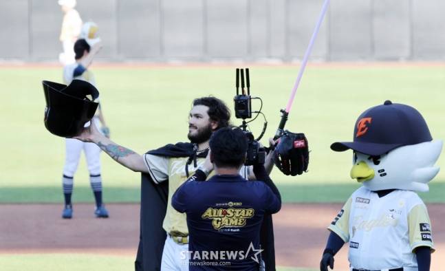 나눔올스타 폰세가 12일 대전한화생명볼파크에서 열린 2025KBO리그 올스타게임에 선발등판해 다스베이더 세리머니를 하고 있다. /사진=강영조 선임기자