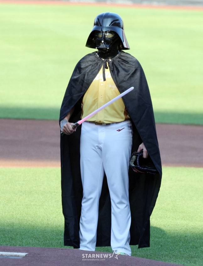 나눔올스타 폰세가 12일 대전한화생명볼파크에서 열린 2025KBO리그 올스타게임에 선발등판해 다스베이더 세리머니를 하고 있다. /사진=강영조 선임기자