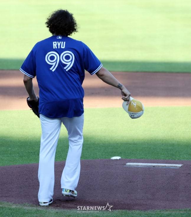 나눔올스타 폰세가 12일 대전한화생명볼파크에서 열린 2025KBO리그 올스타게임에 선발등판해 다스베이더 세리머니에 이어 류현진 토론토 사인유니폼을 입고 투구를 하고 있다. /사진=강영조 선임기자