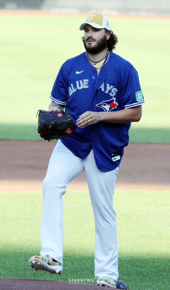 나눔올스타 폰세가 12일 대전한화생명볼파크에서 열린 2025KBO리그 올스타게임에 선발등판해 다스베이더 세리머니에 이어 류현진 토론토 사인유니폼을 입고 투구를 하고 있다. /사진=강영조 선임기자