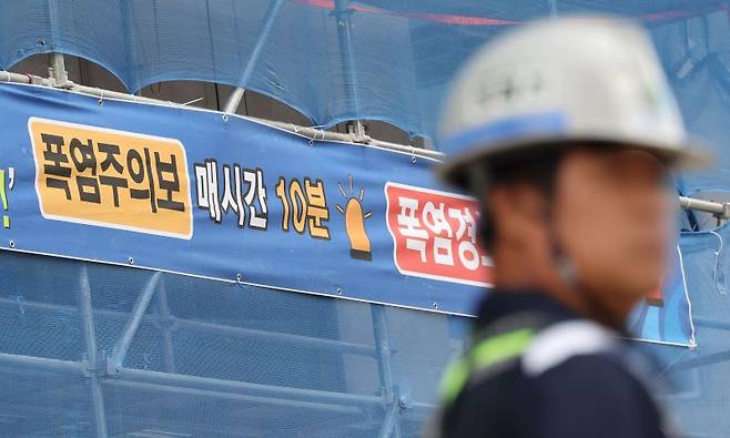 서울의 한 아파트 건설현장에 폭염 대응 관련 안내문이 게시돼 있다. [사진 | 뉴시스]