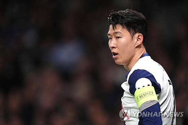 영국 매체 '미러'는 11일 토트넘의 2025-2026시즌 선발 베스트 11을 예상했다. 이때 매체는 손흥민이 주전 경쟁에서 밀려 베스트 11에서 탈락할 것으로 내다봤다. 매체가 예상한 토트넘의 새로운 베스트 11은 4-2-3-1 전형이었다. 굴리엘모 비카리오가 골문을 지키고, 페드로 포로, 크리스티안 로레모, 미키 판더펜, 데스트니 우도기가 백4를 구성한다. 3선은 로드리고 벤탄쿠르와 루카스 베리발이 맡는다. 연합뉴스