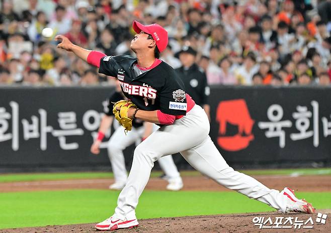 8일 오후 대전 한화생명 볼파크에서 열린 '2025 신한 SOL Bank KBO리그' KIA 타이거즈와 한화 이글스의 경기, 3회말 1사 1,2루 KIA 임기영이 공을 힘차게 던지고 있다. 엑스포츠뉴스 DB