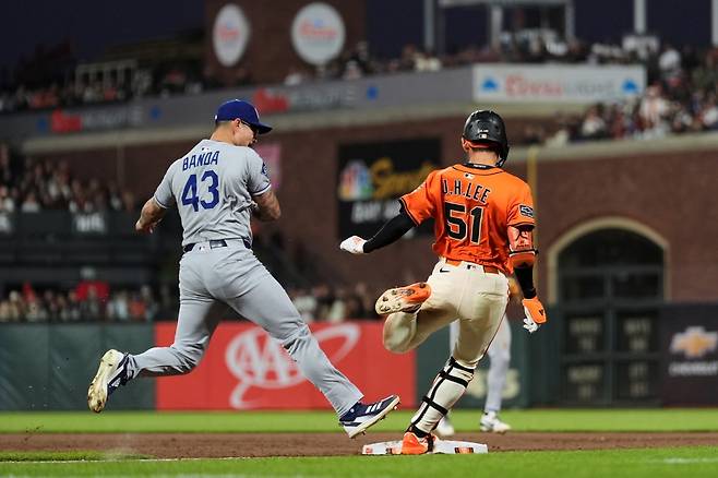 샌프란시스코 자이언츠 이정후가 12일 미국 캘리포니아주 샌프란시스코의 오라클파크에서 열린 2025 미국 메이저리그(MLB) LA 다저스와의 홈경기에 6번타자 겸 중견수로 선발 출전해 4타수 3안타 3타점을 기록했다. AP 연합뉴스