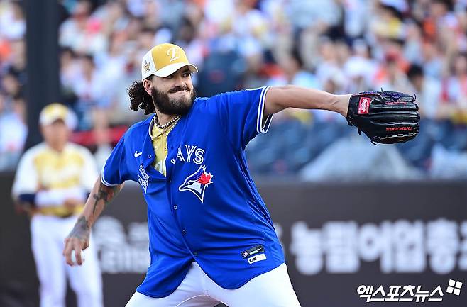 12일 오후 대전 한화생명볼파크에서 열린 '2025 신한 SOL Bank KBO 올스타전' 드림 올스타와 나눔 올스타의 경기, 1회초 나눔 선발투수 폰세가 류현진 유니폼을 입고 역투하고 있다. 대전, 박지영 기자