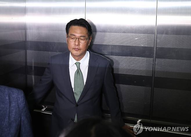순직해병 특검 사무실 향하는 김태효 (서울=연합뉴스) 윤동진 기자 = 윤석열 정부 외교라인 핵심 인사인 김태효 전 국가안보실 1차장이 11일 피의자 신분으로 조사를 받기 위해 서울 서초구 순직해병 특검팀 사무실로 향하며 승강기를 타고 있다. 2025.7.11 mon@yna.co.kr