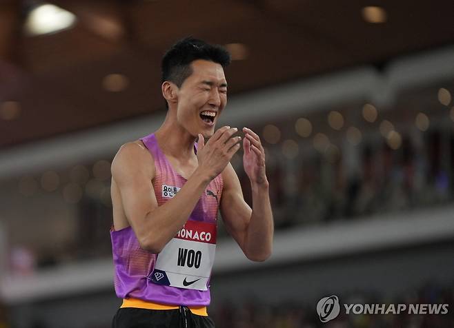 기뻐하는 우상혁 (모나코 로이터=연합뉴스) 우상혁이 12일(한국시간) 모나코의 스타드 루이 2세 경기장에서 열린 2025 세계육상연맹 다이아몬드리그 남자 높이뛰기 경기에서 바를 넘은 뒤 기뻐하고 있다.