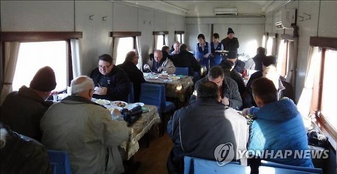 북한 관광열차 안에서 식사하는 외국인 여행객들 (서울=연합뉴스) 북한 국가관광총국이 운영하는 웹사이트 '조선관광'이 기차관광상품을 소개하며 열차 안에서 관광객들에게 판매되는 도시락 사진을 공개했다. 2019.5.10 nkphoto@yna.co.kr