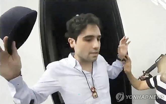 2019년 오비디오 구스만이 멕시코 당국에 체포되는 모습 [멕시코 공공행정 특별 프로그램 제작 센터(CEPROPIE) 제공. AFP 연합뉴스 자료사진. 재판매 및 DB 금지]