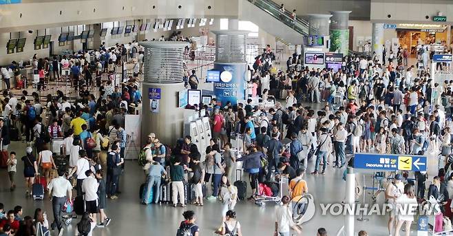 북적이는 김해공항 [연합뉴스 자료사진]