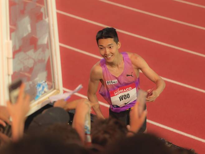 사인 요청에 응하는 우상혁 (서울=연합뉴스) 우상혁이 12일(한국시간) 모나코의 스타드 루이 2세 경기장에서 열린 2025 세계육상연맹 다이아몬드리그 남자 높이뛰기 경기에서 우승한 뒤, 관중들의 사인 요청에 응하고 있다. 우상혁은 올 시즌 국제대회 7연승 행진을 벌였다. [대한육상연맹 제공. 재판매 및 DB금지]