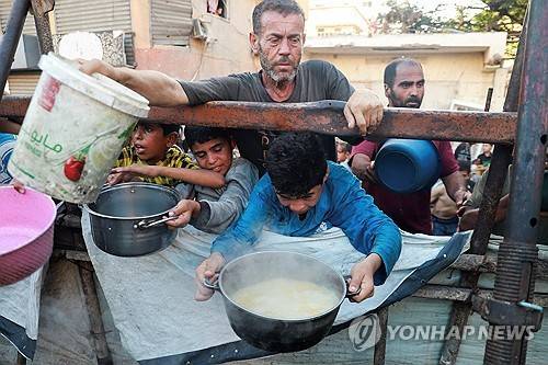 구호품 받으려는 가자 주민들 [로이터=연합뉴스 자료사진]