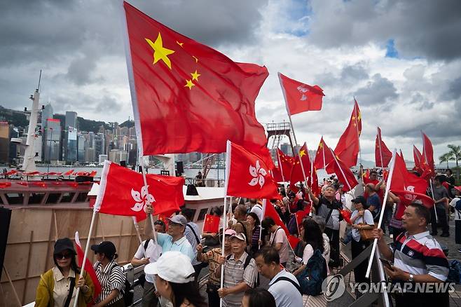 중국 국기와 홍콩 특별행정구 깃발 지난 1일 홍콩에서 열린 주권반환 기념 행사에서 참가자들이 중국 국기와 홍콩 특별행정구 깃발을 흔들고 있다. 2025.7.12 [EPA=연합뉴스 자료사진]