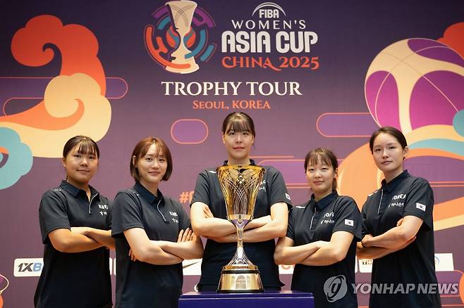 아시아컵 미디어데이서 포즈 취하는 여자농구 대표팀 (서울=연합뉴스) 여자농구 대표팀인 박지현(왼쪽부터), 강이슬, 박지수, 신지현, 최이샘이 12일 충북 진천국가대표선수촌에서 열린 아시아컵 미디어데이에서 포즈를 취하고 있다. 2025.6.12 [대한민국농구협회 제공. 재판매 및 DB 금지] photo@yna.co.kr