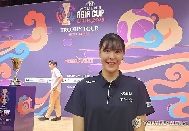 포즈 취하는 여자농구 대표팀 박지수 (진천=연합뉴스) 설하은 기자 = 한국 여자농구 대표팀 박지수가 12일 충북 진천 국가대표선수촌에서 열린 2025 국제농구연맹(FIBA) 여자 아시아컵 미디어데이가 끝난 뒤 포즈를 취하고 있다. 2025.6.12 soruha@yna.co.kr