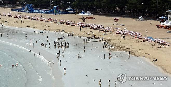 7월 경남 남해 상주은모래비치 (남해=연합뉴스) 김동민 기자 = 폭염이 이어진 12일 오후 경남 남해군 상주면 상주은모래비치에서 피서객이 물놀이하고 있다. 2025.7.12 image@yna.co.kr