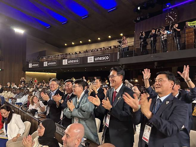 환호하는 한국 대표단 (파리=연합뉴스) 김예나 기자 = 12일(현지시간) 프랑스 파리 유네스코 본부에서 열린 제 47차 세계유산위원회에서 '반구천의 암각화'의 세계유산 등재가 확정되자 한국 대표단이 환호하고 있다. 2025.7.12
yes@yna.co.kr