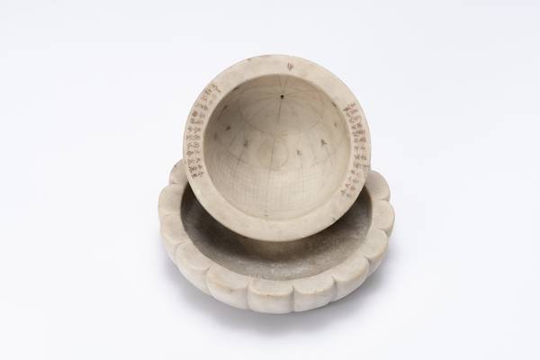 꽃잎 모양으로 조각한 대접 형태의 받침대가 눈길을 끄는 앙부일구. /국립농업박물관 제공