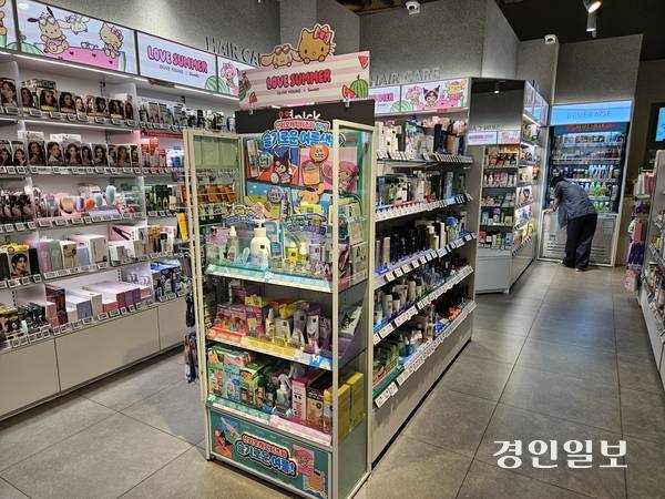 수원이 한 올리브영 매장에서 여름 특화 상품들이 진열되어 있다.2025.7.11 /김지원기자 zone@kyeongin.com