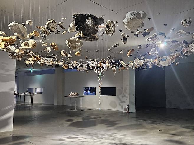 ▲ 국립현대미술관 과천관 전시 '젊은 모색 2025:지금, 여기' 전경.