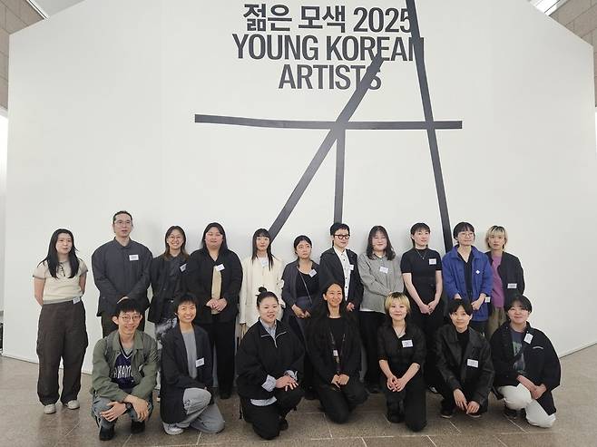 ▲&nbsp;국립현대미술관 과천관 전시 '젊은 모색 2025: 지금, 여기' 참여작가들이 기념사진을 찍고 있는 모습.