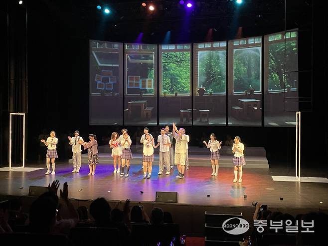 지난 12일 화성아트홀 '린,혜린' 창작 뮤지컬에서 공연이 끝나고 관객들에게 인사를 나누고 있다. 사진=김이래