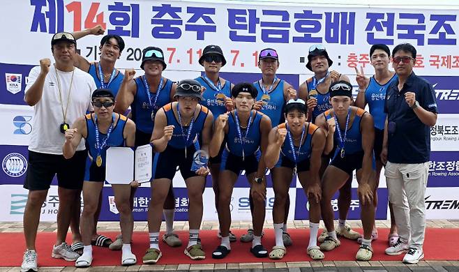 13일 충북 탄금호 국제조정경기장에서 열린 제14회 충주탄금호배 전국조정대회 남일반부 에이트서 우승한 용인시청 선수단이 기념사진을 찍고 있다. 사진=용인시청