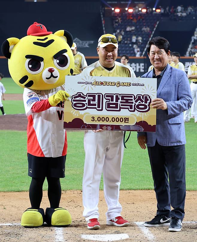 지난 12일 대전 한화생명 볼파크에서 열린 2025 신한 SOL뱅크 KBO 올스타전에서 승리 감독상을 받은 이범호 감독이 기념사진을 찍고 있다. /사진=연합뉴스