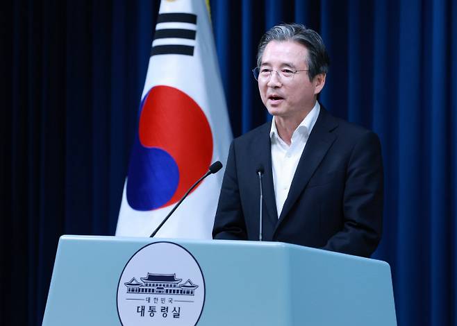 [서울=뉴시스] 고범준 기자 = 김용범 정책실장이 10일 서울 용산 대통령실 청사에서 RE100 산단 관련 브리핑을 하고 있다.